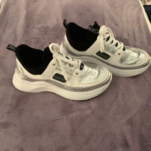Size 8 on trend Calvin Klein sneakers